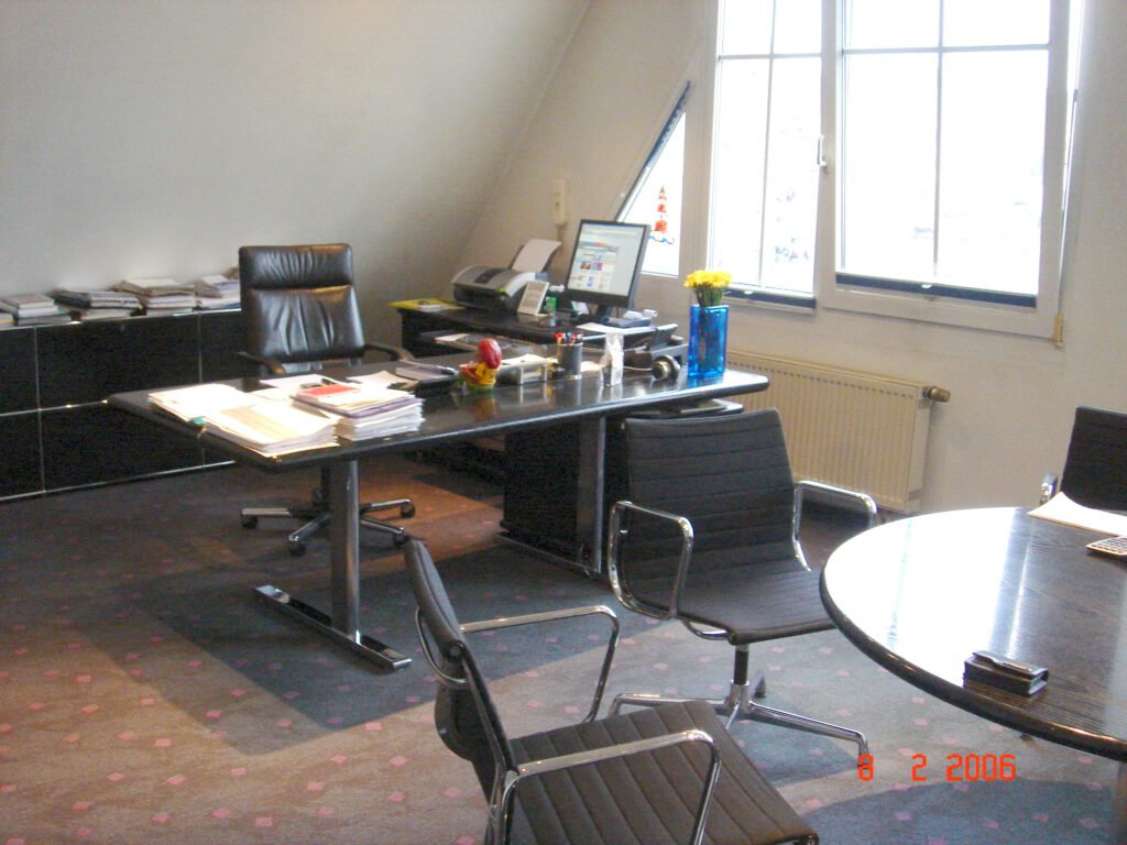 Büro meines Vaters mit Schreibtisch und Besprechungstisch am Schillerplatz in Göppingen im Jahr 2006