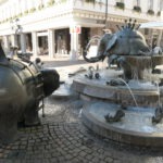 Fußgängerzone in der Geislinger Innenstadt mit Forellenbrunnen