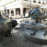 Fußgängerzone in der Geislinger Innenstadt mit Forellenbrunnen